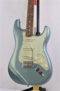 Fender Vintera 60S stratocater PF Ice Bleu Metallic - Guitare électrique