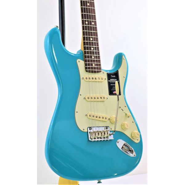 American　Rosewood　Miami　Fingerboard,　II　Fender　Stratocaster®,　Professional　Blue